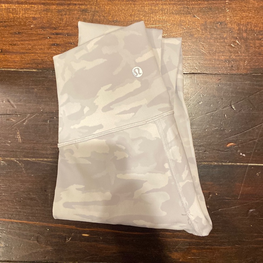 Lululemon Light Grey Camo Leggings 25” Size 0